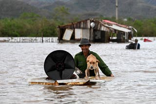 Farmer spašava svog psa i neke stvari iz svoje poplavljene kuće nakon što je uragan Melissa prošao kroz grad San Miguel de Parada u provinciji Santiago de Cuba